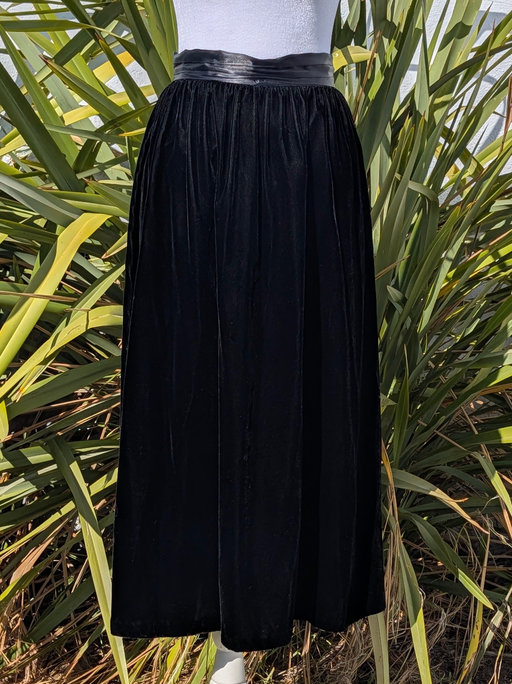 Gunne Sax by Jessica McClintock Vintage Black Velvet Pleated Maxi Skirt Size 24"